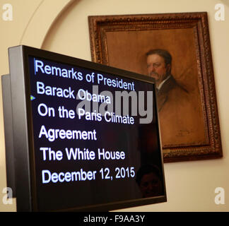 Ein Portrait des ehemaligen US-Präsidenten Theodore Roosevelt hinter den Teleprompter vor Präsident Barack Obama macht eine Aussage über die Paris-Klimaabkommen in der Cabinet Room des weißen Hauses in Washington, DC am 12. Dezember 2015. Bildnachweis: Dennis Brack/Pool über CNP - kein Draht-Dienst- Stockfoto