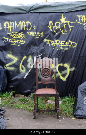 Dschungel, Calais, Frankreich. Alte Braun Stuhl innerhalb des Lagers in der Nähe der Abriss-Zone verlassen. Stockfoto