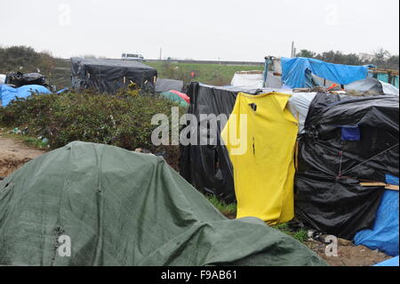 CALAIS, FRANKREICH. 13. Dezember 2015. Behelfsmäßigen Zelten und Strukturen im "Dschungel" Flüchtlingslager in Calais an einem regnerischen Morgen. Stockfoto