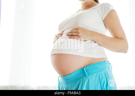 Nahaufnahme von unkenntlich schwangere Frau mit Händen über Bauch Stockfoto