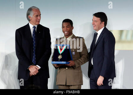 Rom, Italien. 15. Dezember 2015. Giovanni Malago ", Frank Chamizo Marquez (wrestling Goldmedaille Las Vegas 2015) und Matteo Renzi Rom 15. Dezember 2015. Haus der Waffe des Coni. Lieferung der goldenen Kragen für Sport verdient. Samantha Zucchi Insidefoto Bildnachweis: Insidefoto/Alamy Live-Nachrichten Stockfoto