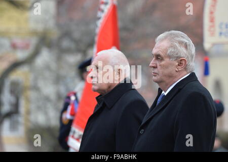 Prag, Tschechische Republik. 15. Dezember 2015. Tschechische Präsident Milos Zeman (rechts) und der ehemalige tschechische Präsident Vaclav Klaus (zweiter von rechts) besuchen Sie Gedenk-Besprechung zum 80. Jubiläum des Edvard Beness Wahl zum tschechoslowakischen Präsidenten in Prag, Tschechische Republik, 15. Dezember 2015. © Katerina Sulova/CTK Foto/Alamy Live-Nachrichten Stockfoto