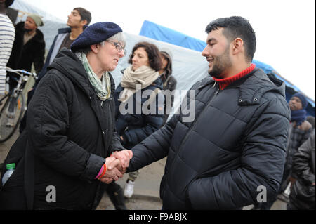 Labour Partei MEP Julie Ward (rechts) spricht mit Flüchtlingen aus Afghanistan im Dschungel Flüchtlingslager, Calais, Frankreich Stockfoto