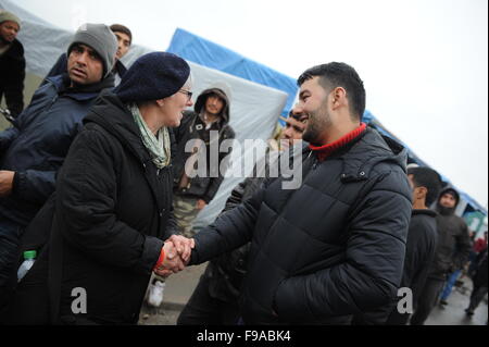 Labour Partei MEP Julie Ward (rechts) spricht mit Flüchtlingen aus Afghanistan im Dschungel Flüchtlingslager, Calais. Stockfoto