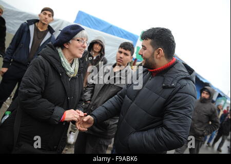 Labour Partei MEP Julie Ward (rechts) spricht mit Flüchtlingen aus Afghanistan im Dschungel Flüchtlingslager, Calais. Stockfoto