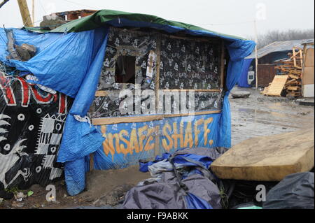 Dschungel, Calais, Frankreich. Temporäre handgemachte Shop erstellt aus Holz und plane in den Müll und Schlamm des Lagers. der Shop verkauft Grundnahrungsmittel wie Brot und Obst. Stockfoto