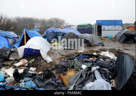 CALAIS, FRANKREICH. 13. Dezember 2015. Behelfsmäßigen Zelten und Strukturen im "Dschungel" Flüchtlingslager in Calais an einem regnerischen Morgen. Stockfoto