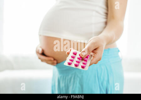 Porträt von unkenntlich schwanger Holding Pillen in ihren Händen Stockfoto