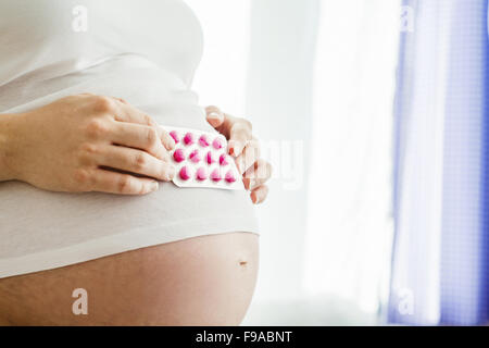 Porträt von unkenntlich schwanger Holding Pillen in ihren Händen Stockfoto