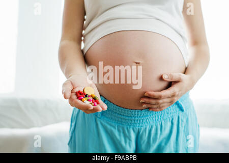 Porträt von unkenntlich schwanger Holding Pillen in ihren Händen Stockfoto