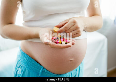 Porträt von unkenntlich schwanger Holding Pillen in ihren Händen Stockfoto