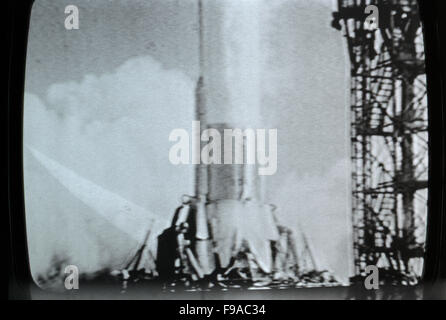 Apollo 11 Raketenstart zum Mond am 20. Juli 1969 fotografiert in der tatsächlichen Zeit im Fernsehen in Los Angeles, Kalifornien USA KATHY DEWITT Stockfoto
