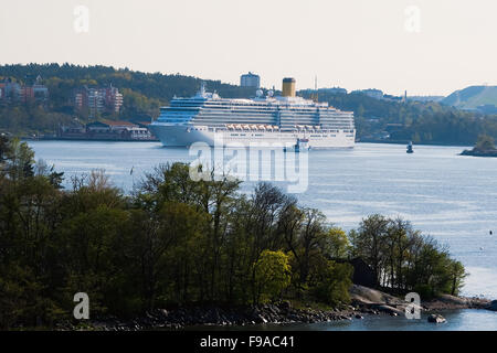 Riesige Meer Fähre ging von der Seebrücke entfernt. Scandinavia Stockfoto