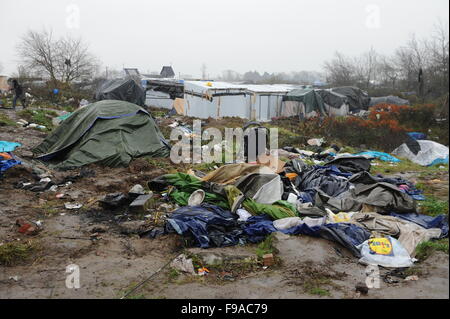 CALAIS, FRANKREICH. 13. Dezember 2015. Behelfsmäßigen Zelten und Strukturen im "Dschungel" Flüchtlingslager in Calais an einem regnerischen Morgen. Stockfoto