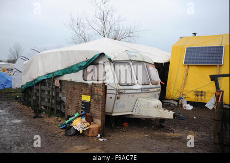 Calais, Frankreich. 13. Dezember 2015. Zutritt zu den Frauen und Kinderhaus im "Dschungel" an einem regnerischen Morgen. Stockfoto