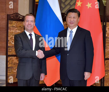 (151215)--WUZHEN, 15. Dezember 2015 (Xinhua)--Chinese President Xi Jinping (R) trifft sich mit russischen Premierminister Dmitry Medvedev in Wuzhen, Ost-China Zhejiang Provinz, 15. Dezember 2015.  (Xinhua/Li Tao) (Mcg) Stockfoto