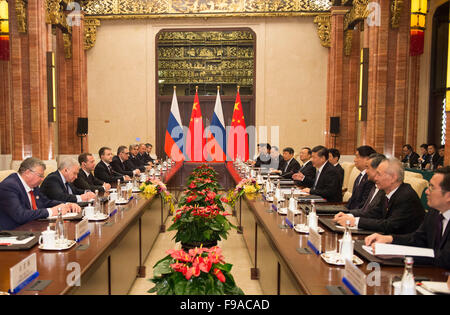 (151215)--WUZHEN, 15. Dezember 2015 (Xinhua)--chinesischen Staatspräsidenten Xi Jinping trifft sich mit russischen Premierminister Dmitry Medvedev in Wuzhen, Ost-China Zhejiang Provinz, 15. Dezember 2015.  (Xinhua/Li Xueren) (Mcg) Stockfoto