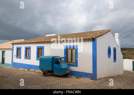 Alten dreirädrigen "Ape50" Fahrzeug geparkt auf gepflasterten Straße, Vila do Bispo, Algarve, Portugal. Stockfoto