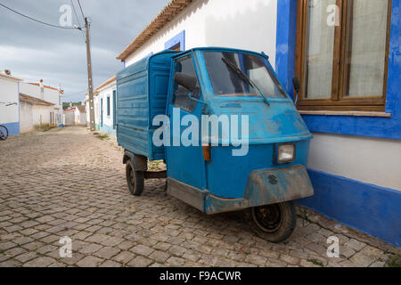 Alten dreirädrigen "Ape50" Fahrzeug geparkt auf gepflasterten Straße, Vila do Bispo, Algarve, Portugal. Stockfoto