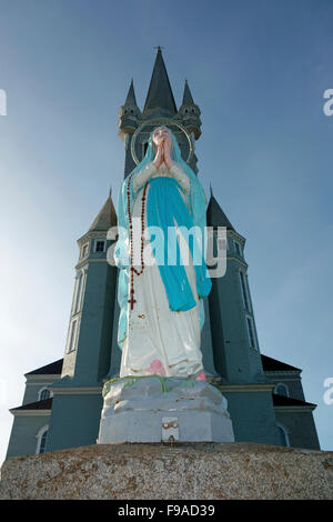 Statue der Heiligen Maria am Église Sainte-Marie, St. Mary ist eine katholische Kirche in Kirche-Punkt, Nova Scotia, Kanada Stockfoto