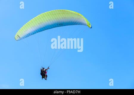 Burgas, Bulgarien - 23. Juli 2014: Gleitschirmfliegen in blauer Himmel, Tandem Instruktor und Anfänger Stockfoto