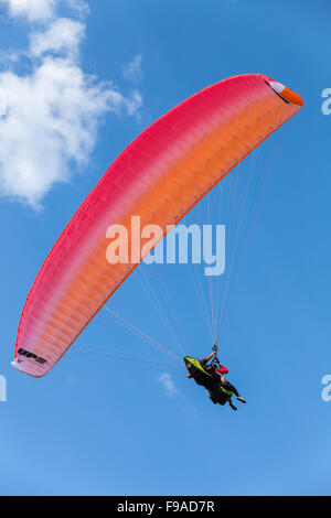 Burgas, Bulgarien - 23. Juli 2014: Gleitschirmfliegen in blauer Himmel mit Wolken, Tandem Instruktor und Anfänger Stockfoto