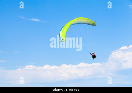 Burgas, Bulgarien - 23. Juli 2014: Gleitschirmfliegen in blauer Himmel mit Wolken, Tandem Instruktor und Anfänger Stockfoto