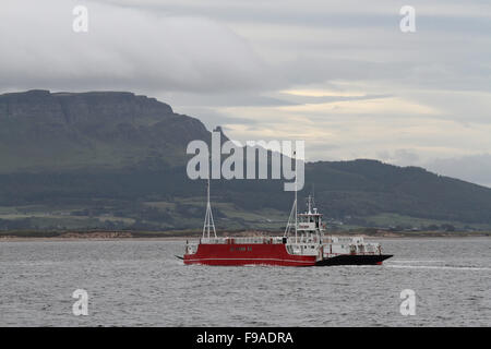 Das Foyle Venture ferry Kreuzung Lough Foyle zum Magilligan in Nordirland mit Binevenagh Berg voraus. Der Lough Foyle F Stockfoto