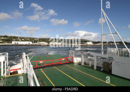 Der Lough Foyle ferry "Foyle Venture" Greencastle Hafen in County Donegal verlassen. Stockfoto