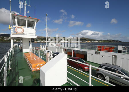 Der Lough Foyle ferry "Foyle Venture" Greencastle Hafen in County Donegal verlassen. Stockfoto