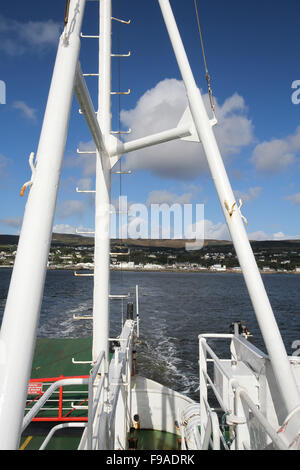 Der Lough Foyle ferry "Foyle Venture" Greencastle Hafen in County Donegal verlassen. Stockfoto