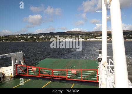 Der Lough Foyle ferry "Foyle Venture" Greencastle Hafen in County Donegal verlassen. Stockfoto