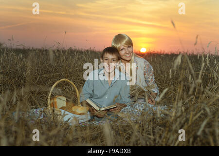 Mutter und Sohn im Feld Stockfoto