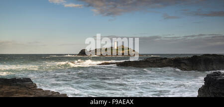 Atemberaubenden Sonnenaufgang Landschaft von Godrevy Leuchtturm an der Küste von Cornwall in England Stockfoto