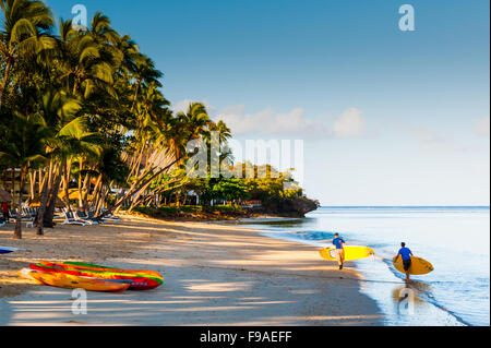 Kanus am Strand von The Shangri-La Fidschi Resort and Spa, Yanuca Island, Coral Coast, Fidschi. Stockfoto