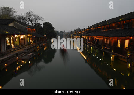 (151215)--TONGXIANG, 15. Dezember 2015 (Xinhua)--Foto am 14. Dezember 2015 zeigt die Nachtszene von Wuzhen, Ost-China Zhejiang Provinz. Die zweite wird Internet Weltkonferenz in Wuzhen ab Dez. 16 bis 18 Uhr stattfinden. (Xinhua/Huang Zongzhi) (Mcg) Stockfoto