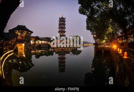 (151215)--TONGXIANG, 15. Dezember 2015 (Xinhua)--Foto am 15. Dezember 2015 zeigt die Nachtszene von Wuzhen, Ost-China Zhejiang Provinz. Die zweite wird Internet Weltkonferenz in Wuzhen ab Dez. 16 bis 18 Uhr stattfinden. (Xinhua/Xu Yu) (Mcg) Stockfoto