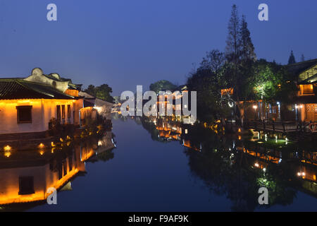 (151215)--TONGXIANG, 15. Dezember 2015 (Xinhua)--Foto am 15. Dezember 2015 zeigt die Nachtszene von Wuzhen, Ost-China Zhejiang Provinz. Die zweite wird Internet Weltkonferenz in Wuzhen ab Dez. 16 bis 18 Uhr stattfinden. (Xinhua/Huang Zongzhi) (Mcg) Stockfoto