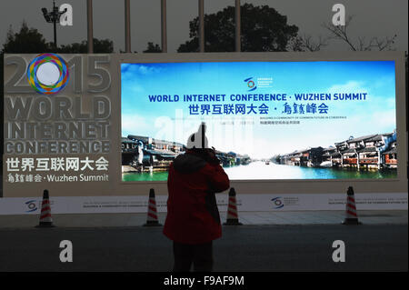 (151215)--TONGXIANG, 15. Dezember 2015 (Xinhua)--Foto aufgenommen am 14. Dezember 2015 zeigt Außenszene der Hauptkonferenz Halle der zweiten Weltkonferenz Internet in Wuzhen, Ost-China Zhejiang Provinz. Die zweite wird Internet Weltkonferenz in Wuzhen ab Dez. 16 bis 18 Uhr stattfinden. (Xinhua/Huang Zongzhi) (Mcg) Stockfoto