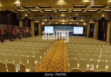 (151215)--TONGXIANG, 15. Dezember 2015 (Xinhua)--Foto aufgenommen am 14. Dezember 2015 zeigt Hauptkonferenz Halle der zweiten Weltkonferenz Internet in Wuzhen, Ost-China Zhejiang Provinz. Die zweite wird Internet Weltkonferenz in Wuzhen ab Dez. 16 bis 18 Uhr stattfinden. (Xinhua/Huang Zongzhi) (Mcg) Stockfoto