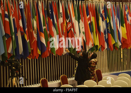 (151215)--TONGXIANG, 15. Dezember 2015 (Xinhua)--Mitarbeiter vereinbaren im Konferenzsaal für die zweite Weltkonferenz für Internet in Wuzhen, Ost-China Zhejiang Provinz, 14. Dezember 2015. Die zweite wird Internet Weltkonferenz in Wuzhen ab Dez. 16 bis 18 Uhr stattfinden. (Xinhua/Huang Zongzhi) (Mcg) Stockfoto