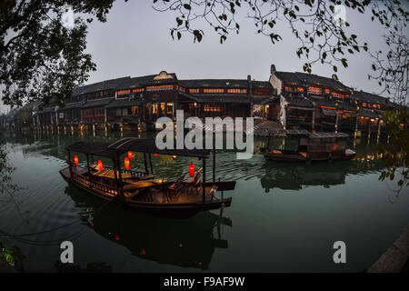 (151215)--TONGXIANG, 15. Dezember 2015 (Xinhua)--Foto am 15. Dezember 2015 zeigt die Nachtszene von Wuzhen, Ost-China Zhejiang Provinz. Die zweite wird Internet Weltkonferenz in Wuzhen ab Dez. 16 bis 18 Uhr stattfinden. (Xinhua/Xu Yu) (Mcg) Stockfoto