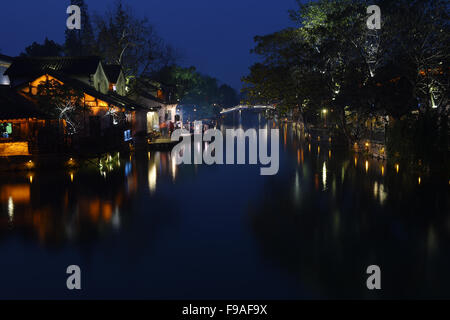 (151215)--TONGXIANG, 15. Dezember 2015 (Xinhua)--Foto am 14. Dezember 2015 zeigt die Nachtszene von Wuzhen, Ost-China Zhejiang Provinz. Die zweite wird Internet Weltkonferenz in Wuzhen ab Dez. 16 bis 18 Uhr stattfinden. (Xinhua/Huang Zongzhi) (Mcg) Stockfoto