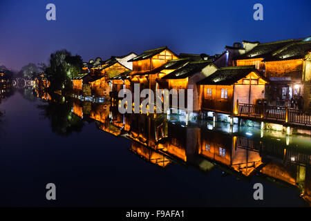 (151215)--TONGXIANG, 15. Dezember 2015 (Xinhua)--Foto am 15. Dezember 2015 zeigt die Nachtszene von Wuzhen, Ost-China Zhejiang Provinz. Die zweite wird Internet Weltkonferenz in Wuzhen ab Dez. 16 bis 18 Uhr stattfinden. (Xinhua/Xu Yu) (Mcg) Stockfoto