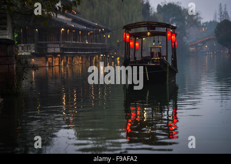 (151215)--TONGXIANG, 15. Dezember 2015 (Xinhua)--Foto am 15. Dezember 2015 zeigt die Nachtszene von Wuzhen, Ost-China Zhejiang Provinz. Die zweite wird Internet Weltkonferenz in Wuzhen ab Dez. 16 bis 18 Uhr stattfinden. (Xinhua/Xu Yu) (Mcg) Stockfoto