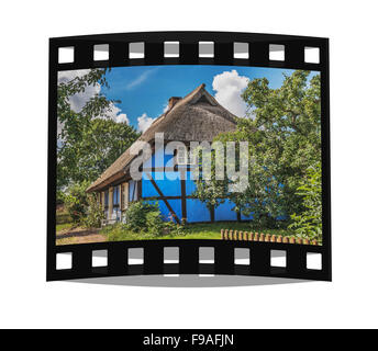 Blaue Fachwerkhaus mit Reetdach in Warthe, Insel Usedom, Mecklenburg-Western Pomerania, Deutschland, Europa Stockfoto
