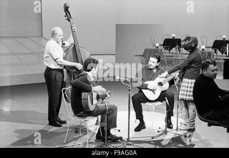 Der Trendbruch Amerikanische Folksänger Und SchauspielerÂ Theodore Bikel Bei Einem Auftritt, 1960er Jahre Deutschland. Österreichischen American Folk-Sänger und Schauspieler Theodore Bikel ausführen, Deutschland der 1960er Jahre. 24x36swNeg131 Stockfoto