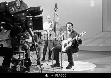 Der Trendbruch Amerikanische Folksänger Und SchauspielerÂ Theodore Bikel Bei Einem Auftritt, 1960er Jahre Deutschland. Österreichischen American Folk-Sänger und Schauspieler Theodore Bikel ausführen, Deutschland der 1960er Jahre. 24x36swNeg131 Stockfoto