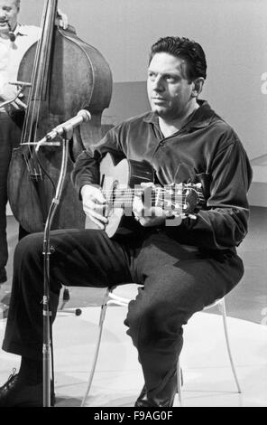 Der Trendbruch Amerikanische Folksänger Und SchauspielerÂ Theodore Bikel Bei Einem Auftritt, 1960er Jahre Deutschland. Österreichischen American Folk-Sänger und Schauspieler Theodore Bikel ausführen, Deutschland der 1960er Jahre. 24x36swNeg131 Stockfoto