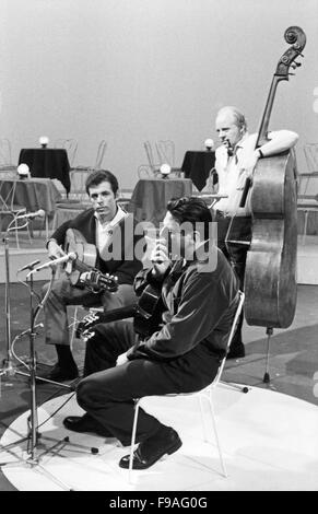 Der Trendbruch Amerikanische Folksänger Und SchauspielerÂ Theodore Bikel (Vorn) Bei Einem Auftritt, 1960er Jahre Deutschland. Österreichischen American Folk-Sänger und Schauspieler Theodore Bikel (vorne) durchführen, Deutschland der 1960er Jahre. 24x36swNeg131 Stockfoto